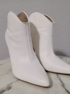 Marc Fisher White Pointed Toe Ankle Booties Size 8 LTD Masina Block Heel